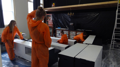 878107 Afbeelding van vrijwilligers die de bovenzaal ('Beelaerts van Bloklandzaal') van het Nederlands Volksbuurtmuseum ...